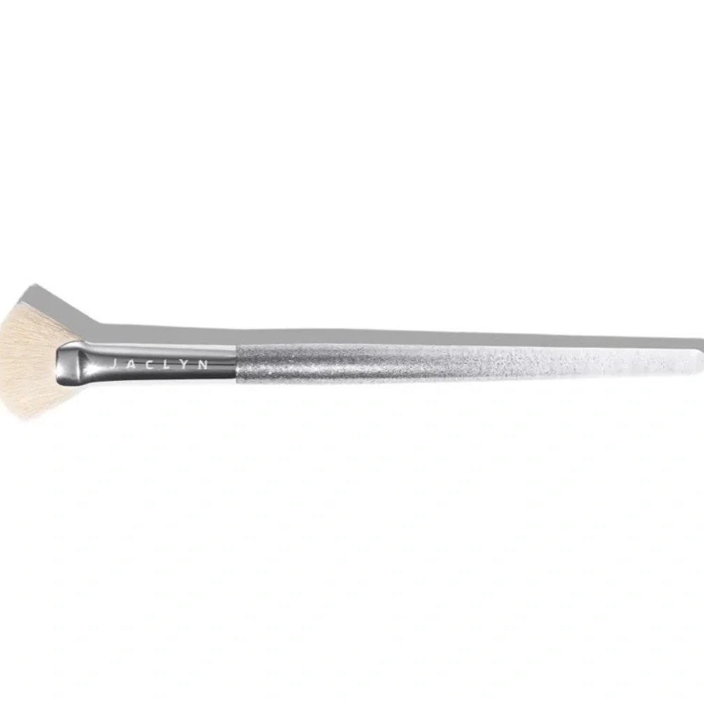 Jaclyn Cosmetics Highlighter Brush